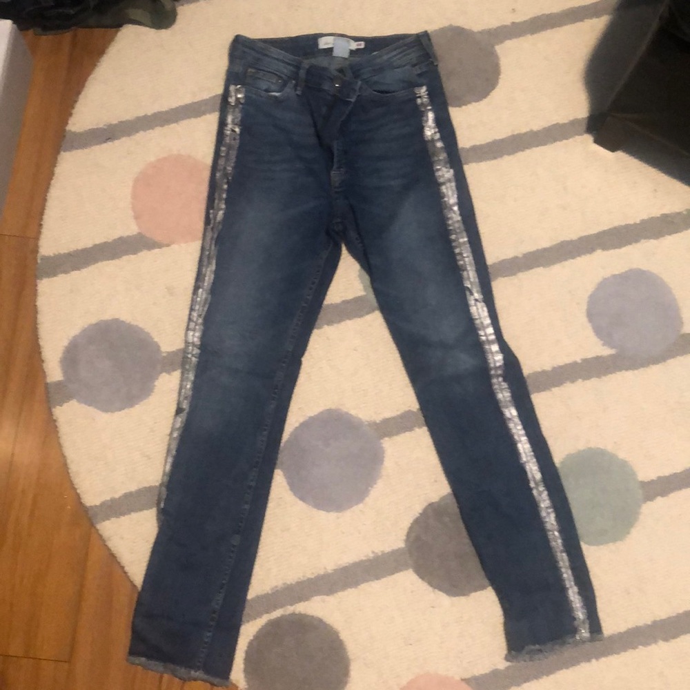 Cute mid rise jeans with silver design